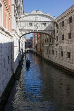 VENICE, İtalya - 28 Mayıs 2016 Venedik 'teki meşhur Ponte dei Sospiri Köprüsü
