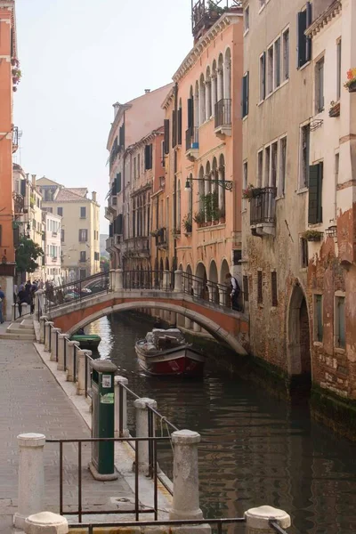 Wenice Włochy Maj 2016 Tradycyjny Kanał Wenecji Chodnikiem — Zdjęcie stockowe