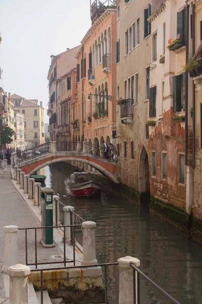 Venice Italy May 2016 Traditional Canal Venice Its Sidewalk — Stock Photo, Image