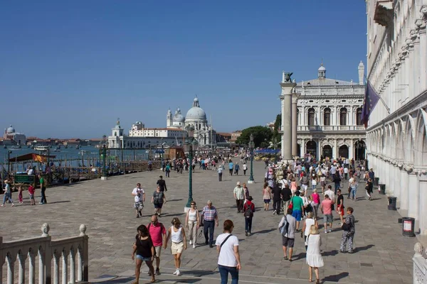 Venecia Italia Mayo 2016 Personas Paseo Marítimo Frente Histórico Palacio —  Fotos de Stock