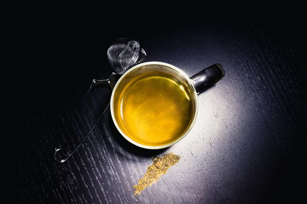 Chá Uma Caneca Vidro Sobre Mesa Madeira Preta — Fotografia de Stock