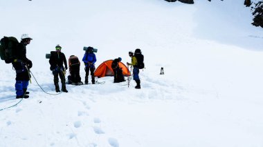 Belukha Dağı 'na tırmanan dağcılar için ara bir durak..