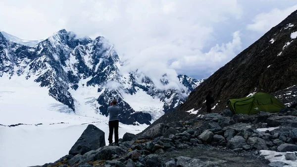 Alpský Tábor Úpatí Beluchy Zamračený — Stock fotografie