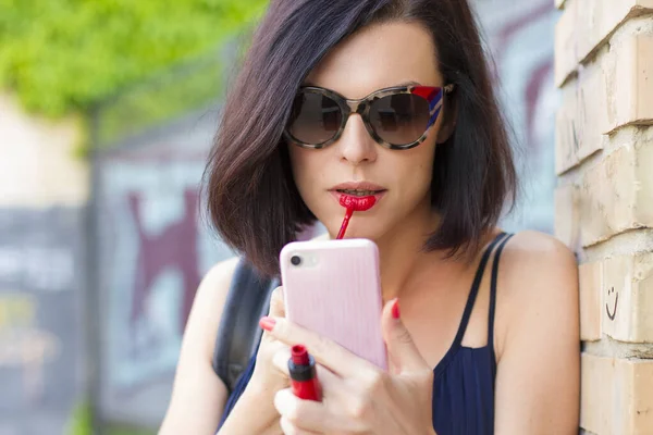 Seksi bir kadın ruj sürüyor, her amaçla harika bir tasarım. Güzel bir kadın model. Moda tarzı kadın yüzü.