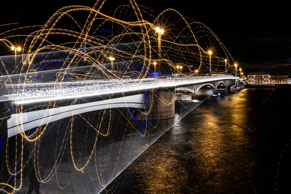 Міст Вночі Різнокольорові Вогні Відображені Річці Міський Фон — стокове фото