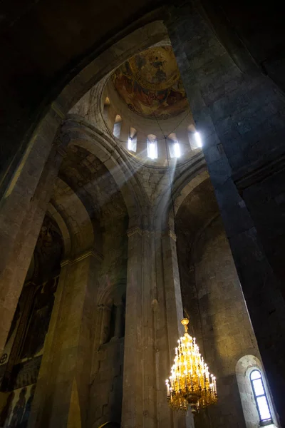 Pencerelerden güneş ışınları ve eski bir avize, Georgia 'daki kilise.