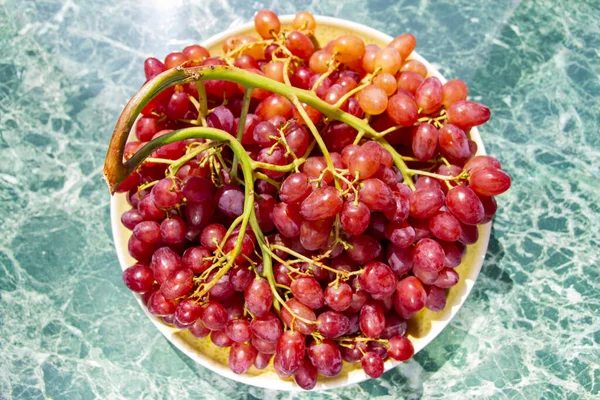Marble Countertops Beautiful Bunch Ripe Wine Grapes Top View Plate — Stock Photo, Image