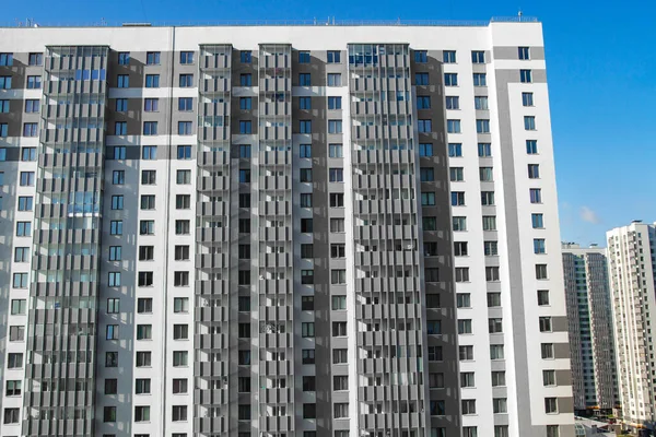İkametgah inşaatı, şehirde yeni çok katlı evler