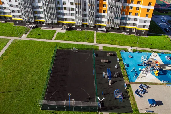 Oyun parkının ve yeni binanın yakınındaki stadyumun manzarası. apartman evi