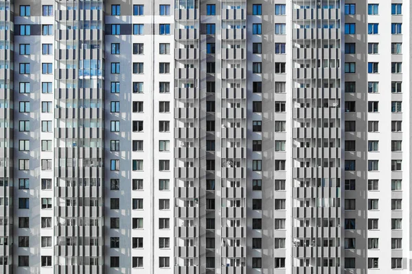  Nüfus fazlalığı, yeni ev. Yeni bir apartmanın ön cephesi, binlerce pencere, uyku alanı..
