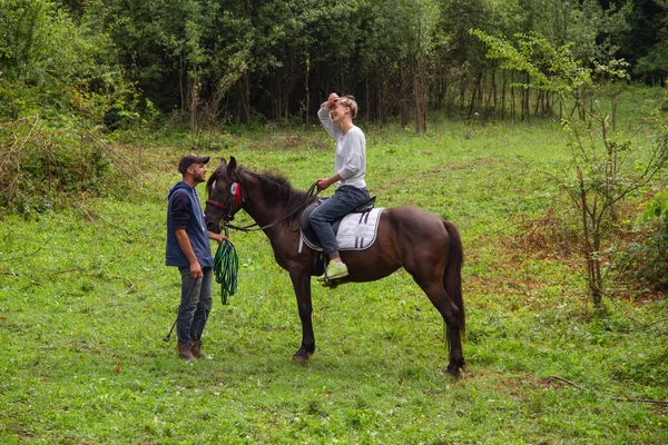 Man Vrouw Gaan Paardrijden Buiten — Stockfoto