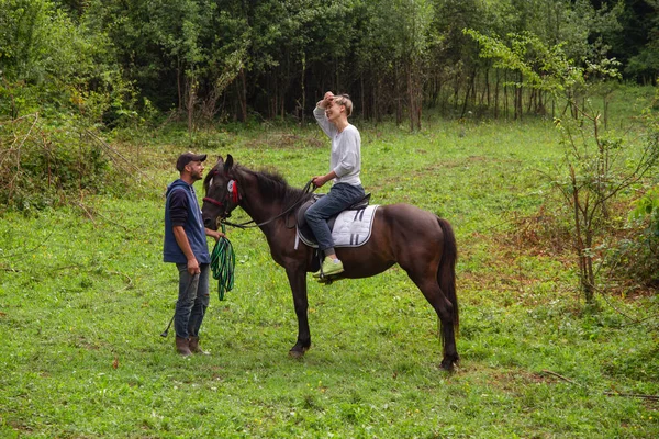 Mann Und Frau Reiten Freien — Stockfoto