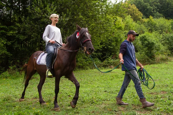 Hombre Mujer Caballo Aire Libre — Foto de Stock