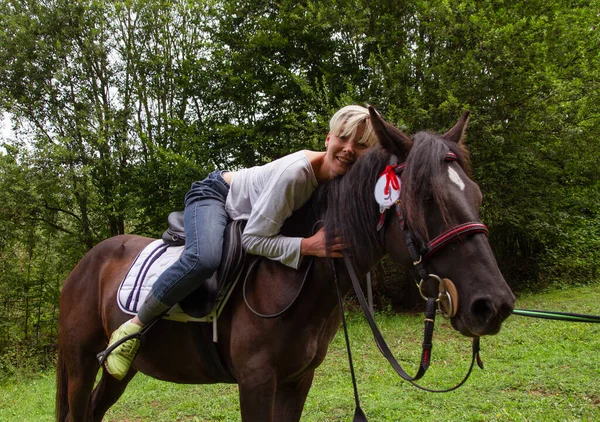 Reiten Lächelnde Frau Liegt Auf Dem Rücken Eines Pferdes — Stockfoto