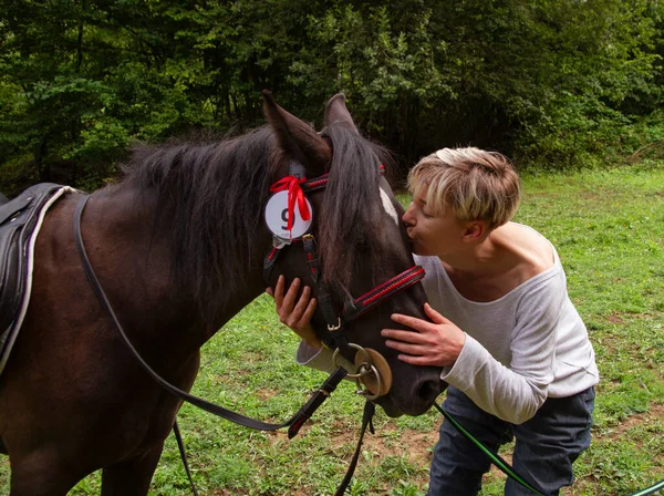 Tierliebe Frau Küsst Pferd Ins Gesicht — Stockfoto