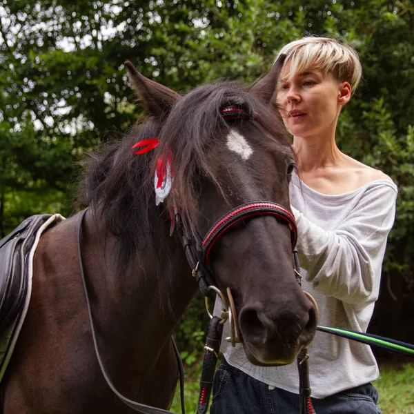 Liebe Den Tieren Nahaufnahme Pferd Und Frau Spaziergang Freien — Stockfoto