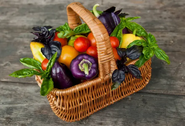 Una Cesta Verduras Pimientos Tomates Albahaca —  Fotos de Stock