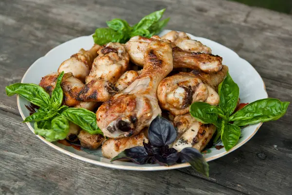 Fesleğenli kızarmış tavuk budu.