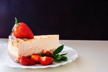 Siyah arka planda çilekli cheesecake ve metin için yer. Lezzetli yaz tatlıları. Bahar tatlısı konsepti. Babalar günün kutlu olsun. Vejetaryen tatlıları. Vejetaryen yemeği. Ev yapımı kek..