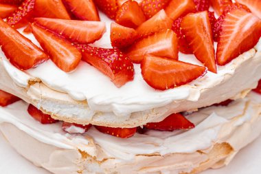 Çatlak ev yapımı Pavlova katmanlarını siyah arka planda taze çilek ve fotokopi alanı ile kapatın. Mevsimlik çilek katmanlı krem şanti ve kremalı tatlı..