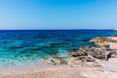 Deniz Burnu. Akdeniz kıyısının güzel masmavi turkuaz deniz manzarası, dünyadaki cennet. Kopyalama alanı olan tatil arkaplanı. Plaj zamanı. Mesajlar için turizm afişi. Idyllic gizli mücevher. Dokunulmamış.