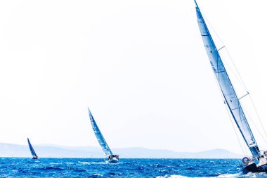 Saint-Tropez, Fransa 'da üç yat denize açılıyor. Akdeniz 'de lüks yelkenli yarışı yarışı. Metin için yeri olan regatta arkaplanı. Tatil konsepti. Aktif yaşam tarzı. Deniz turizmi tasarımı