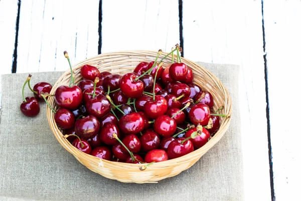 Cherry Čerstvé Sladké Třešně Zelené Listy Tkalcovské Míse Bílém Venkovském — Stock fotografie