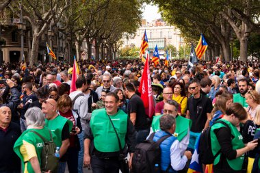 18 Ekim 2019 Rakamlar, İspanya. Göstericiler Katalonya grevi sırasında Figueres Rambla 'da toplandılar. Protestolar, Anayasa Mahkemesi 'nin Katalan bağımsızlık yanlısı liderine verdiği 13 yıla varan hapis cezalarına tepki olarak başladı.
