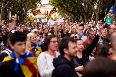 18 Ekim 2019 Rakamlar, İspanya. Göstericiler Katalonya grevi sırasında Figueres Rambla 'da toplandılar. Protestolar, Anayasa Mahkemesi 'nin Katalan bağımsızlık yanlısı liderine verdiği 13 yıla varan hapis cezalarına tepki olarak başladı.