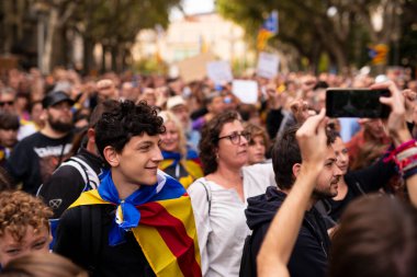 18 Ekim 2019 Rakamlar, İspanya. Göstericiler Katalonya grevi sırasında Figueres Rambla 'da toplandılar. Protestolar, Anayasa Mahkemesi 'nin Katalan bağımsızlık yanlısı liderine verdiği 13 yıla varan hapis cezalarına tepki olarak başladı.