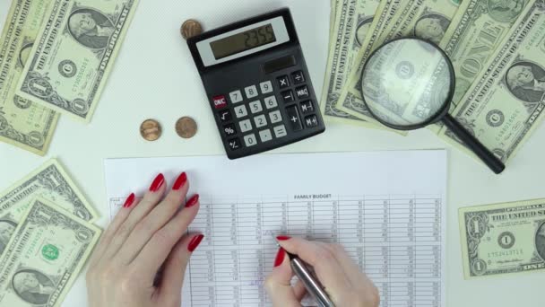 Seorang wanita membuat koreksi terhadap anggaran keluarga. Lipat dan lempar suatu spreadsheet — Stok Video