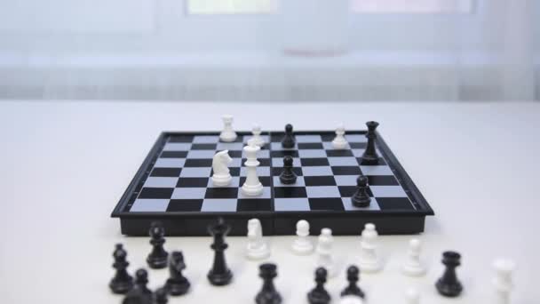 Игра в шахматы. Черная пешка побеждает белого короля. Человек делает победный ход — стоковое видео