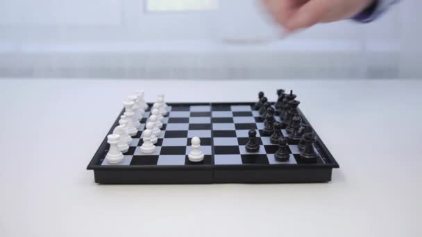 Игра в шахматы. Настольные игры, развлечения и досуг дома — стоковое видео