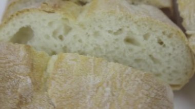 Taze organik buğday ekmeği beyaz arkaplanda döner