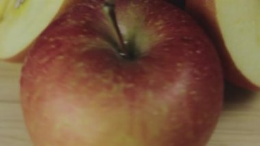 Elma damlaları doğal ahşap zemin üzerinde döner.