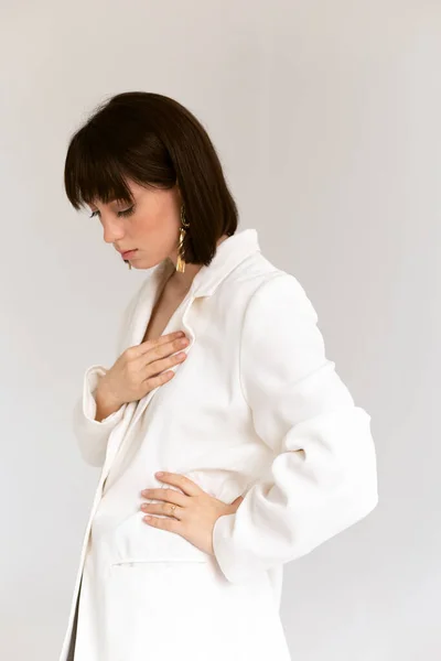 Stüdyoda poz veren güzel kadın.