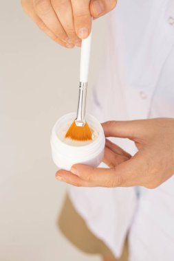 Yüz bakımı. Güzellik uzmanı spa salonunda fırça kullanıyor. Güzellik kliniğindeki prosedürün kapanışı. Kozmetoloji.