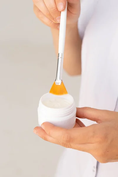Yüz bakımı. Güzellik uzmanı spa salonunda fırça kullanıyor. Güzellik kliniğindeki prosedürün kapanışı. Kozmetoloji.