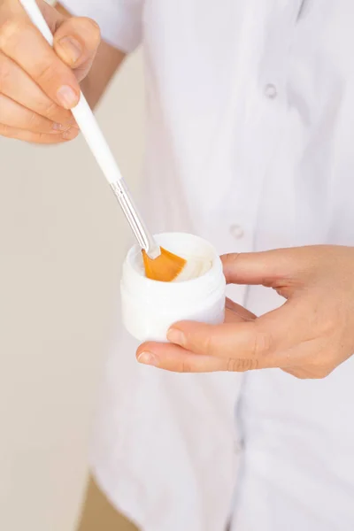 Yüz bakımı. Güzellik uzmanı spa salonunda fırça kullanıyor. Güzellik kliniğindeki prosedürün kapanışı. Kozmetoloji.