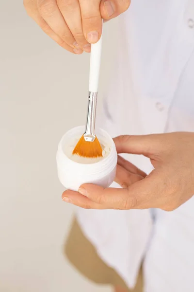 Yüz bakımı. Güzellik uzmanı spa salonunda fırça kullanıyor. Güzellik kliniğindeki prosedürün kapanışı. Kozmetoloji.