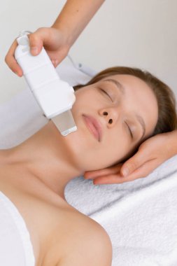 Klinikteki kadın. Bazı kozmetoloji prosedürleri alıyorum ultrasonik yüz gerdirme. 