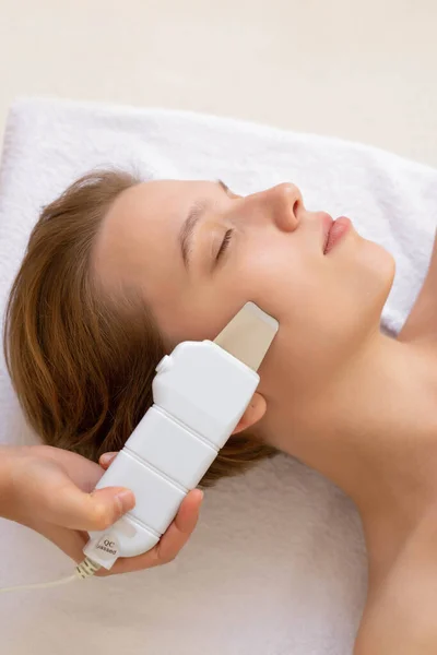 Dermatoloji kliniğinde genç bir bayanı yakından çek. Bazı kozmetoloji prosedürleri alıyorum ultrasonik yüz gerdirme. 