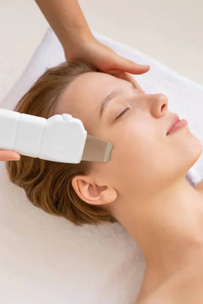 Dermatoloji kliniğinde genç bir bayanı yakından çek. Bazı kozmetoloji prosedürleri alıyorum ultrasonik yüz gerdirme. 