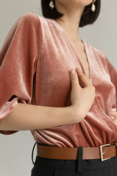 Pembe kadife bluzlu muhteşem kadının stüdyo portresi.