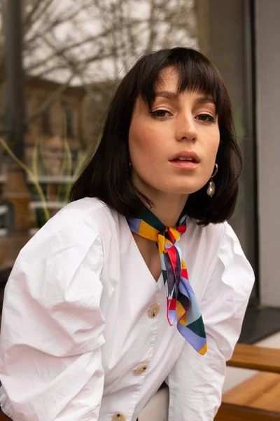 Portret Van Jonge Vrouw Witte Blouse Met Een Kleurrijke Sjaal — Stockfoto