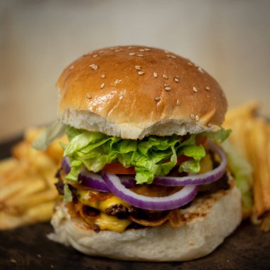 Sebzeli hamburger, pastırma ve peynir..