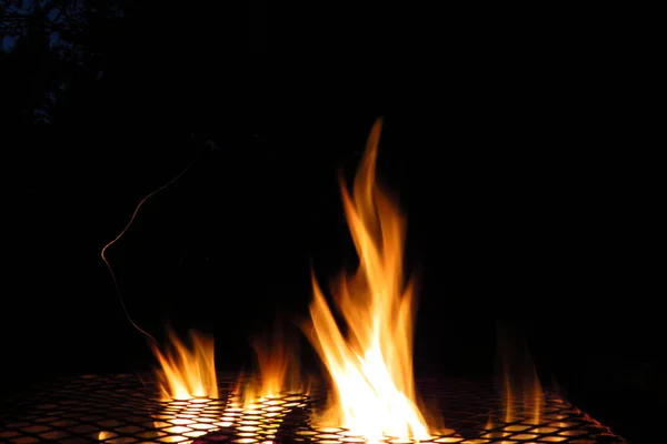 Ogień Grilla Wysyła Języki Ognia Podczas Zamknięcia — Zdjęcie stockowe
