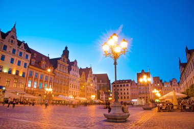 bir fener ve Çeşme medie üzerinde muhteşem şehir manzarası