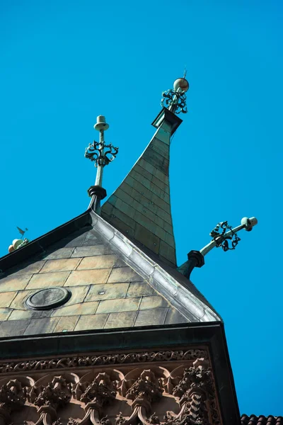 De spits van het stadhuis in op het middeleeuwse marktplein in Wrocl — Stockfoto