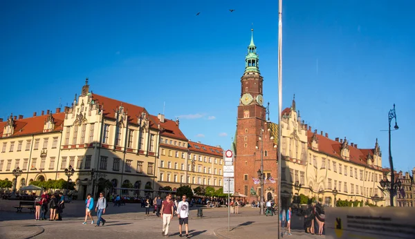 Wroclaw, Lengyelország - május 10-én: Old Town Hall-a piac téren a — Stock Fotó